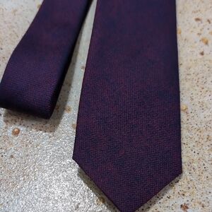Kenneth Cole Reaction | 100% Silk Deep Purple Red Tie